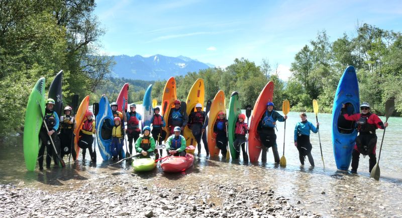 Gruppenbild mit Booten der Kursgruppe