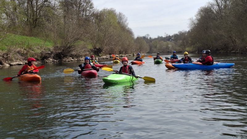 Gruppe Paddler in Kajaks auf dem Fluss Neckar