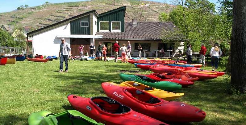 Bootshauswiese mit Kanus